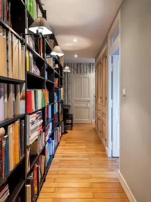 Bibliothèque dans l'appartement