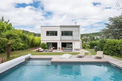 Piscine de l'établissement O vert - Amazing villa with trendy decoration ou située à proximité