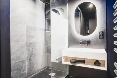 Salle de bains dans l'établissement Blue King Suite - Triangle d'Or