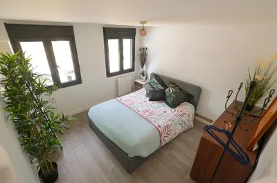 Un ou plusieurs lits dans un hébergement de l'établissement Logement cosy neuf avec jardin