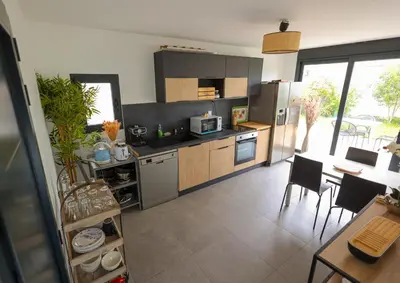 Cuisine ou kitchenette dans l'établissement Logement cosy neuf avec jardin