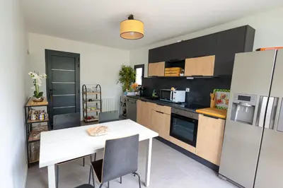 Cuisine ou kitchenette dans l'établissement Logement cosy neuf avec jardin