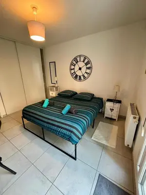 Un ou plusieurs lits dans un hébergement de l'établissement 3 chambres, métro tram à 50 m, parking privé !