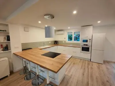 Cuisine ou kitchenette dans l'établissement RDC T4 Maison proche Aéroport