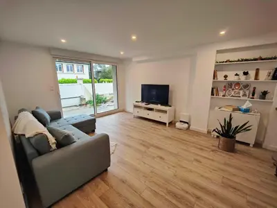 Télévision ou salle de divertissement dans l'établissement RDC T4 Maison proche Aéroport