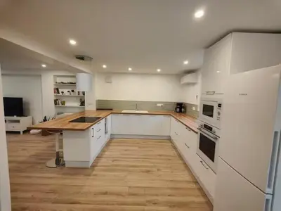 Cuisine ou kitchenette dans l'établissement RDC T4 Maison proche Aéroport