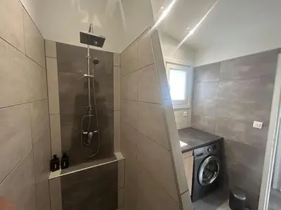 Salle de bains dans l'établissement maison proche du Groupama Stadium