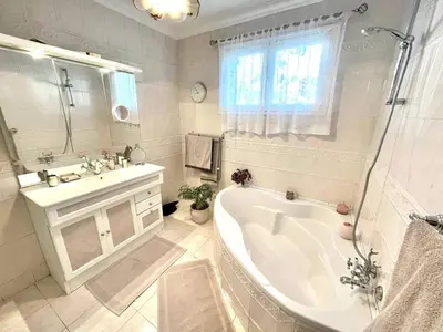 Salle de bains dans l'établissement Chambre dans villa avec SDB WC et piscine privée