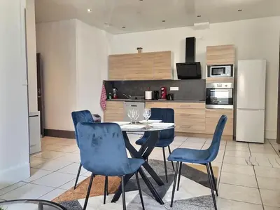 Cuisine ou kitchenette dans l'établissement Appartement Élégant et Confortable coté gare
