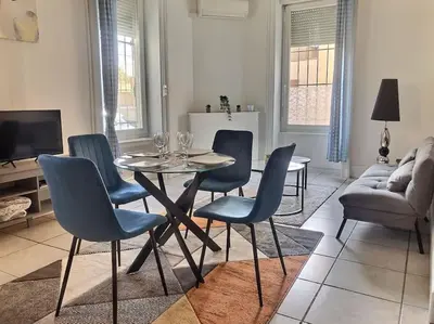 Coin salon dans l'établissement Appartement Élégant et Confortable coté gare