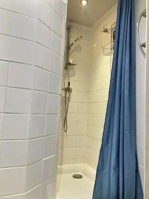 Salle de bains dans l'établissement Appartement Élégant et Confortable coté gare