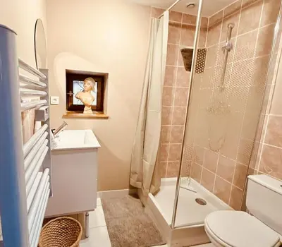 Salle de bains dans l'établissement Bienvenue au Clos d Albertine