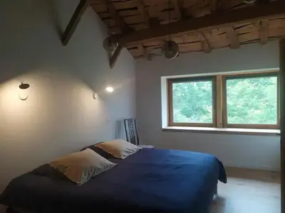 Un ou plusieurs lits dans un hébergement de l'établissement Gîte avec jardin