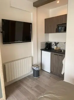 Cuisine ou kitchenette dans l'établissement Beau studio neuf et équipé