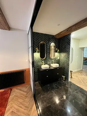 Salle de bains dans l'établissement La Loge de l Odéon