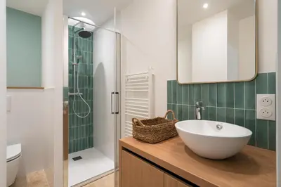 Salle de bains dans l'établissement La maison du Sophora grande maison 3 chambres