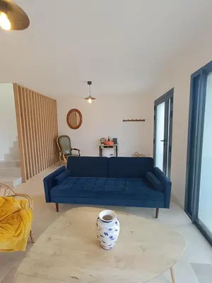 Coin salon dans l'établissement La maison du Sophora grande maison 3 chambres