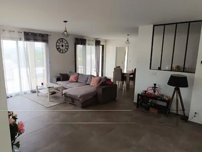 Coin salon dans l'établissement Chambre spacieuse #1