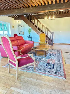 Coin salon dans l'établissement Séjourner au Château de la Roue Grand appartement 160 m2