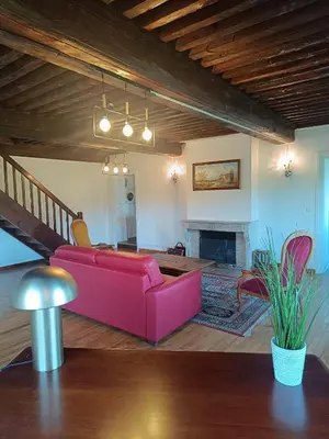 Coin salon dans l'établissement Séjourner au Château de la Roue Grand appartement 160 m2