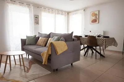 Coin salon dans l'établissement Visitez Lyon Bel Appartement spacieux le Joliot Curie 4-6 pers à Lyon - Eurexpo - LDLC ARENA