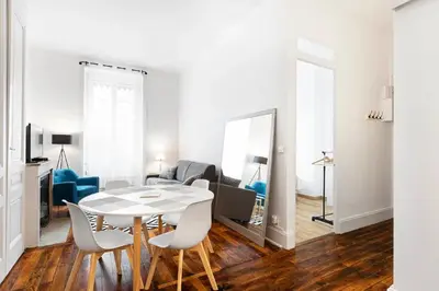 Coin salon dans l'établissement appartement 2 pièces Jean Macé et stationnement