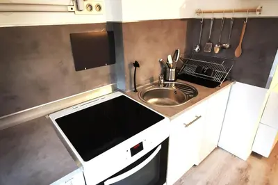 Cuisine ou kitchenette dans l'établissement Studio coquet avec vue