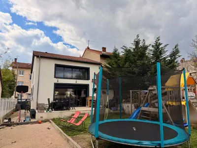 Aire de jeux pour enfants de l'établissement Agréable maison rénovée, en ville et au calme !
