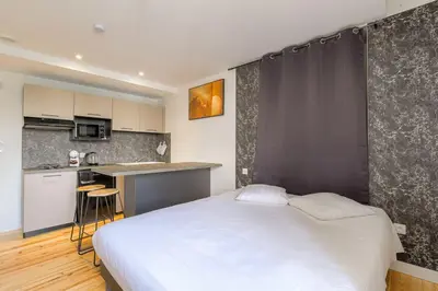 Cuisine ou kitchenette dans l'établissement Le Cologne - Les appartements de l'olivier