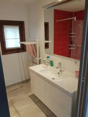 Salle de bains dans l'établissement La Roche - au calme face aux vignes -