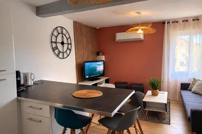 Télévision ou salle de divertissement dans l'établissement Duplex 2 chambres Meximieux centre ville