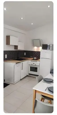 Cuisine ou kitchenette dans l'établissement Maisonnette cosy et calme