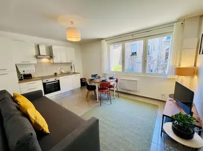 Cuisine ou kitchenette dans l'établissement Le central, parking, WIFI