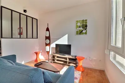 Télévision ou salle de divertissement dans l'établissement La Douce Parenthèse - Studio with garage - Lyon 4th