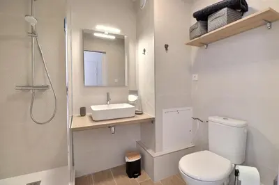 Salle de bains dans l'établissement La Douce Parenthèse - Studio with garage - Lyon 4th
