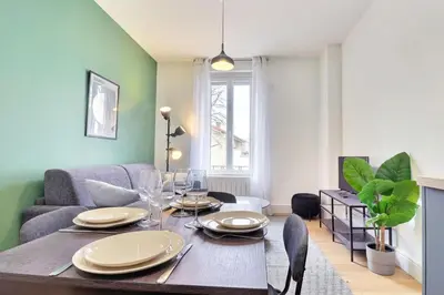 Coin salon dans l'établissement The Tavira - Magnificent renovated T2 apartment - Villeurbanne
