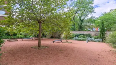 Jardin de l'établissement Cosy studio avec terrasse et parking privé gratuit, idéal pour explorer Lyon