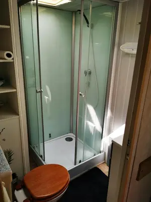 Salle de bains dans l'établissement Bungalow camping 3 étoiles