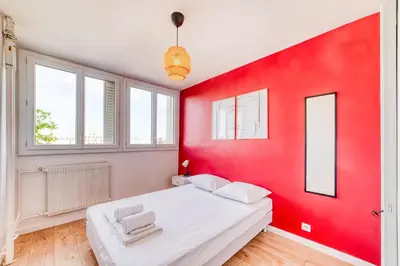 Un ou plusieurs lits dans un hébergement de l'établissement Le Grand Voyageur - 3 chambres - Parking privé - Métro