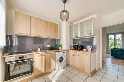 Cuisine ou kitchenette dans l'établissement Le Grand Voyageur - 3 chambres - Parking privé - Métro