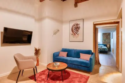 Plan de l'établissement 2BR flat near Louis Pradel metro station