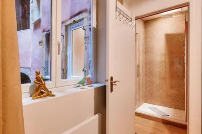 Plan de l'établissement 2BR flat near Louis Pradel metro station