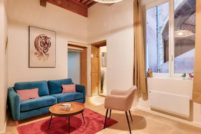 Plan de l'établissement 2BR flat near Louis Pradel metro station