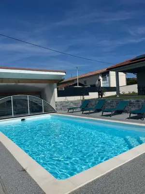 Piscine de l'établissement Corps de ferme à 50min de Lyon ou située à proximité