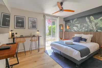Un ou plusieurs lits dans un hébergement de l'établissement Studio chic piscine, jardin et parking, Lyon 3