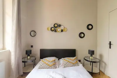 Un ou plusieurs lits dans un hébergement de l'établissement Joli duplex avec jardin, 2 personnes, Écully