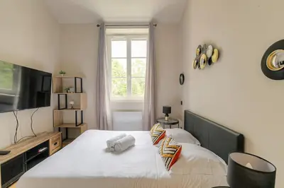 Un ou plusieurs lits dans un hébergement de l'établissement Joli duplex avec jardin, 2 personnes, Écully