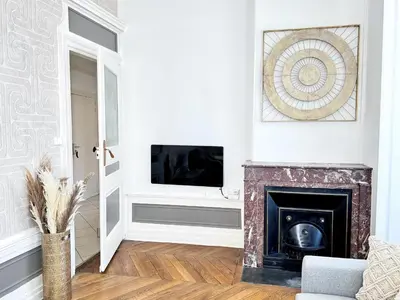 Télévision ou salle de divertissement dans l'établissement Cinnabar - Appartement 10 personnes - Check in h24 & Wifi