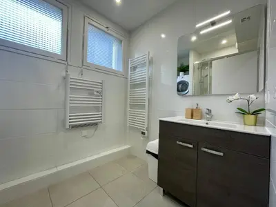 Salle de bains dans l'établissement BnGo I Le Spacieux I 3 chambres, 2 salles de bain, 1 toilette, parking privé gratuit, 8 personnes, Vieux Lyon hypercentre