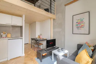 Cuisine ou kitchenette dans l'établissement Cosy et Atypique Hôtel de Ville et quais du Rhône